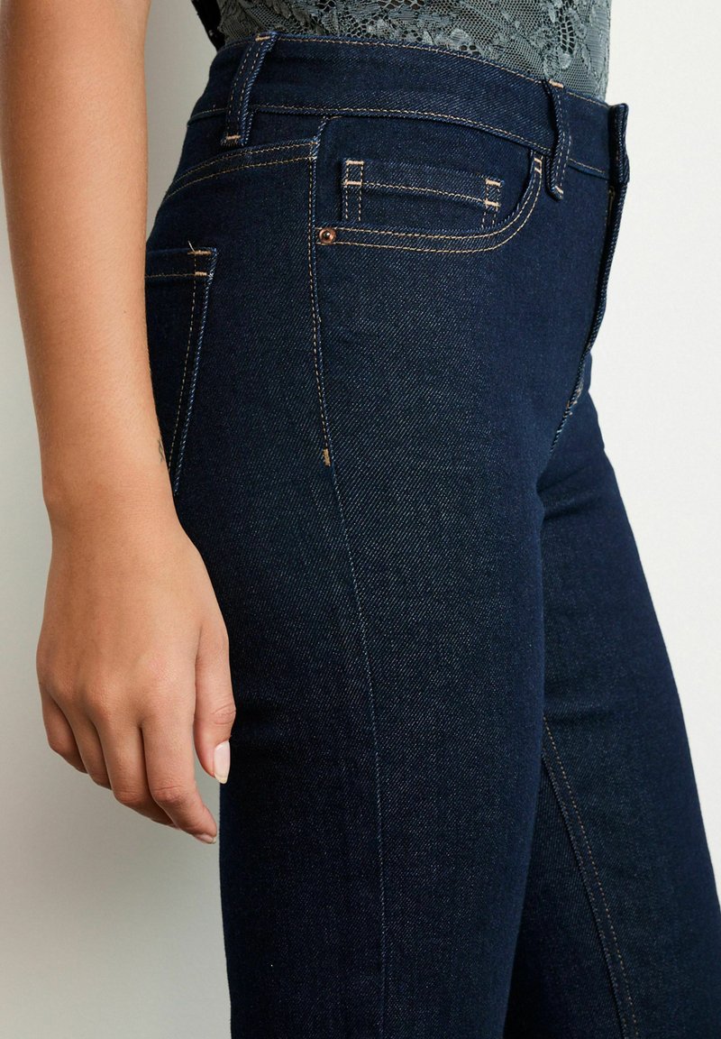 Next PETITE Straight leg jeans rinse blue/gemêleerd donkerblauw