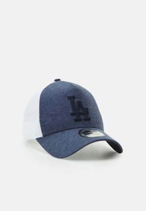 Gorra de béisbol azul marino con parte trasera de malla blanca, con un frente de tejido texturizado y un logotipo en relieve de "LA". Visera curvada y correa ajustable.
