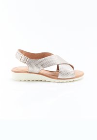 Sandal in argento metallico con texture intrecciata, design a incrocio, fibbia regolabile alla caviglia e suola bianca; progettato per il comfort.