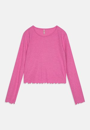 Duga majica s dugim rukavima, skraćena u jarkoj roza rebrastoj tkanini, s okruglim dekolteom i valovitim rubom za dodatne detalje.