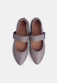 Bailarinas de cuero gris con punta afilada, tira en el tobillo y detalle de hebilla. Textura suave y plantilla acolchada.