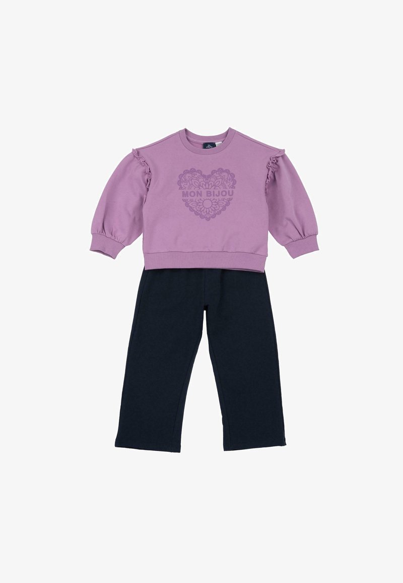 Sweat-shirt lilas à manches longues avec détails à volants aux épaules et motif cœur indiquant "MON BIJOU", associé à un pantalon noir à jambes droites.