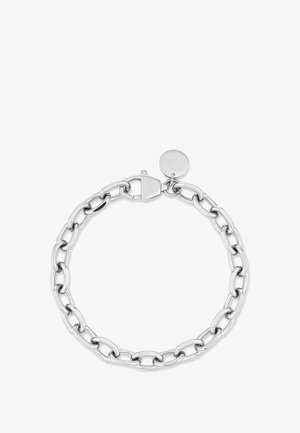 Zilveren schakelarmband met ovale schakels en een ronde tag gegraveerd met letters, met een karabijnhaaksluiting, op een witte achtergrond.