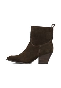 Bruine suède enkellaars met een spitse neus, gebogen ontwerp en een gestapelde hak. Voorzien van een trekband aan de achterkant en gestikte accenten.