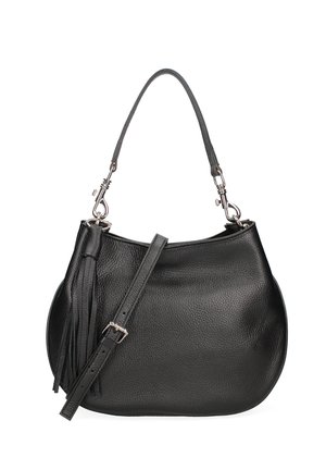 Sac bandoulière en cuir noir avec bandoulière amovible, ferrures ton argent et pompon décoratif sur fond blanc.