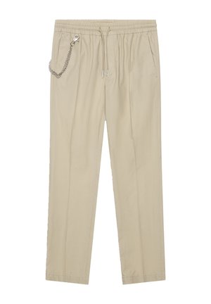 Pantaloni beige leggeri con vita elastica, cordoncino, tasche laterali e un accento decorativo in catena sul lato sinistro.
