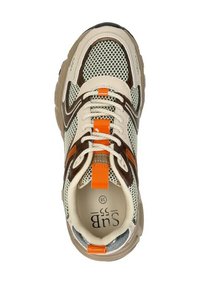 Sneaker met een crèmekleurig gaas bovenwerk, bruine suède accenten, oranje details en een dikke beige rubberen zool; witte veters en logo zichtbaar.