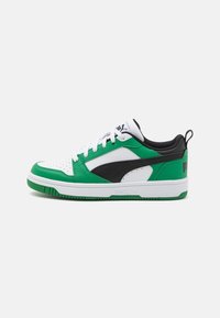 Grønne og hvite skinn-sneakers med svarte detaljer, med et strukturert design, perforert tåboks og kontrasterende såle.