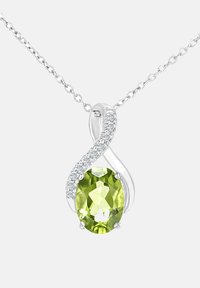 Collana d'argento con una gemma di peridoto verde ovale, avvolta in un accento a onda d'argento con piccole pietre trasparenti.