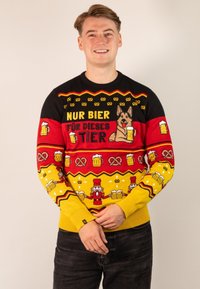 Strickpullover mit schwarzen, roten und gelben Farbkombinationen, festlichen Bier- und Brezelmustern, langen Ärmeln und einem Rundhalsausschnitt.