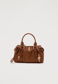 Brązowa skórzana torba na ramię o wyraźnym kształcie, z podwójnymi uchwytami, złotymi akcentami oraz dekoracyjnymi zawieszkami w kształcie klucza i logo.