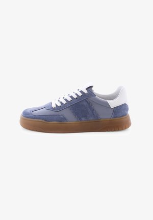 Sneaker aus blauen Wildleder und Leder, mit weißen Schnürsenkeln und Akzenten, einer Gummisohle und einem strukturierten Design an den Seiten.