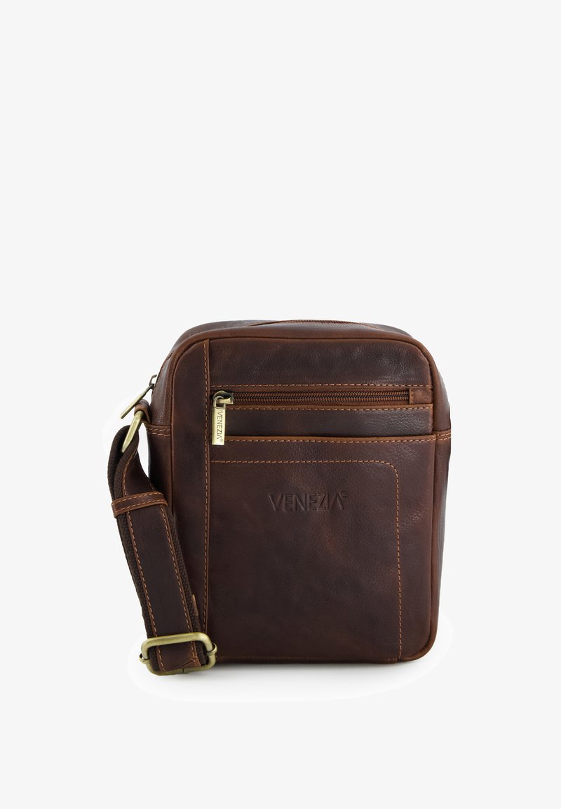 Bruine leren crossbody tas met een gestructureerde afwerking, ritsvak, verstelbare riem en een geperst logo aan de voorkant.