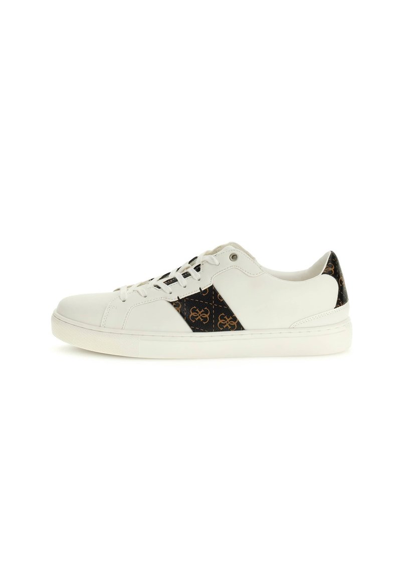 Zapatilla de cuero blanca con acentos negros en patrón y suela plana de goma blanca. Presenta un diseño de cordones y una puntera reforzada.