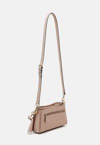 Borsa a tracolla in materiale testurizzato rosa chiaro, dotata di una tasca frontale con zip, accessori in oro e una tracolla regolabile.