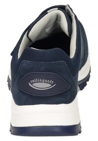 Zapatillas de ante azul marino con cuello de malla, entresuela de EVA blanca y suela de goma; cuenta con una placa de logo en la parte trasera.
