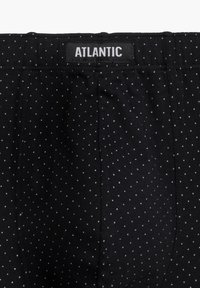 Czarne bokserki z białymi kropkami. Elastyczny pas z napisem "ATLANTIC". Miękka faktura i dopasowany krój.