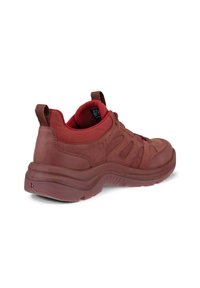Baskets de sport rouges avec une tige en cuir lisse, doublure en maille texturée, semelle rembourrée et lanière à l'arrière pour un enfilage facile. Présente des éléments de design moulés.