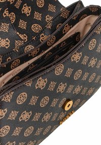 Borsa a tracolla marrone con motivo, realizzata in pelle testurizzata. Presenta un vano con zip, design del logo e dettagli in hardware color oro.
