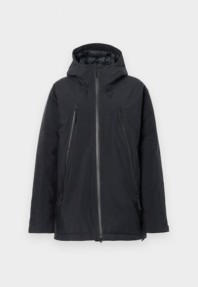 Melna ūdensizturīga jaka ar kapuci, divām kabatām ar rāvējslēdzējiem sānos un pilna garuma priekšējo rāvējslēdzēju. Gluda tekstūra ar minimālistisku dizainu.