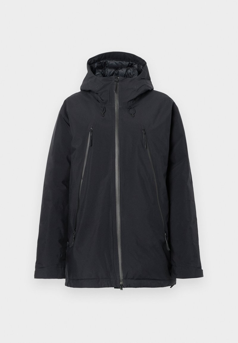 Veste imperméable noire avec capuche, deux poches latérales zippées et une fermeture éclair frontale sur toute la longueur. Texture lisse avec un design minimal.