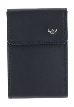 Portefeuille en cuir noir avec bords cousus et petit emblème en argent d’un casque viking dans le coin supérieur droit du rabat.