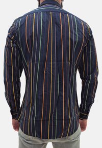 Camicia a maniche lunghe in tessuto blu navy con righe verticali arancioni, verdi e gialle. Collo classico e polsini con bottone. Vestibilità sartoriale.
