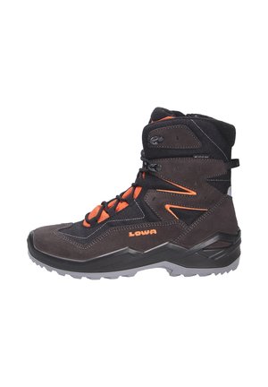 Scarpe da trekking realizzate in suede nero e mesh, con dettagli arancioni, design con caviglia alta e una suola in gomma grigia robusta per una miglior aderenza.