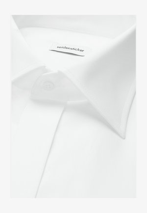 Witte overhemd met een puntige kraag, een knoopsluiting en een label met "seidensticker" aan de binnenkant van de kraag.