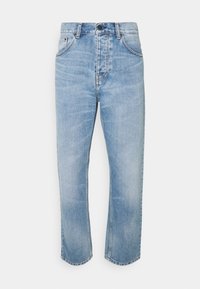 Jeans in denim blu chiaro con un design a gamba dritta, vita alta, stile a cinque tasche e leggera sfumatura. Presentano un bottone in metallo e zip.