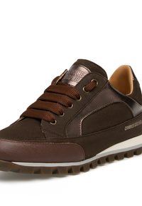 Sneaker in pelle scamosciata marrone e pelle con accenti bronzo, caratterizzata da lacci arrotondati, colletto imbottito e una suola in gomma testurizzata per una buona presa.