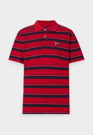Polo rouge avec fines rayures horizontales bleu marine et blanches, manches courtes, deux boutons et un petit logo triangulaire sur la poitrine.
