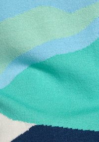 Strickstoff mit gewellten Mustern in verschiedenen Blau-, Grün- und Marine-Tönen. Die Textur ist glatt und hat ein leichtes Gefühl.