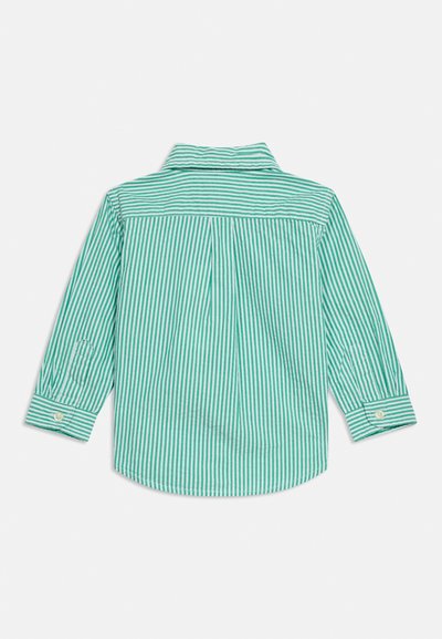 Πουκάμισο με μακριά μανίκια, ριγέ κάθετα σε πράσινο και λευκό, με κουμπιά και γιακά, εμφανιζόμενο από πίσω πάνω σε λευκό φόντο.