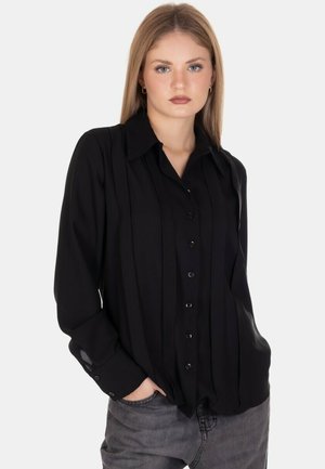 Blusa nera con maniche lunghe, colletto, pieghe verticali e chiusura frontale con bottoni. Realizzata in tessuto liscio, presenta dettagli con bottoni sui polsini.