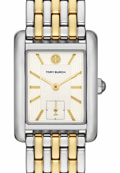 Reloj de pulsera rectangular Tory Burch con brazalete enlazado de plata y oro, esfera crema, marcadores de hora dorados y dos agujas doradas que marcan las 10:10.
