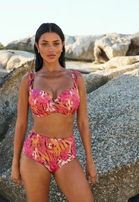 Bikini-set med ett färgglatt rosa och orange djurmönster. Toppen har en strukturerad form med breda axelband, och botten är högmidjad.