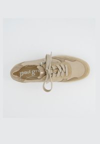 Beige Wildledersneaker mit runder Zehenform, Schnürdesign und tonalem Nähen. Verfügt über eine strukturierte Oberfläche und Branding auf der Innensohle.