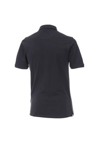 Polo shirt blu navy a maniche corte con colletto, tessuto liscio e spacchi laterali all'orlo per facilitare i movimenti.