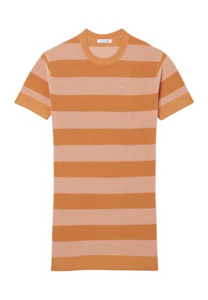 Korte mouwen gebreid shirt met afwisselend brede oranje en lichtroze horizontale strepen, ronde halslijn en subtiel logo op de borst.