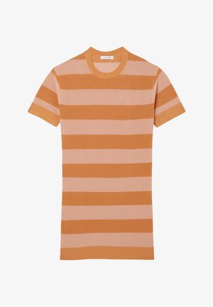 Korte mouwen gebreid shirt met afwisselend brede oranje en lichtroze horizontale strepen, ronde halslijn en subtiel logo op de borst.