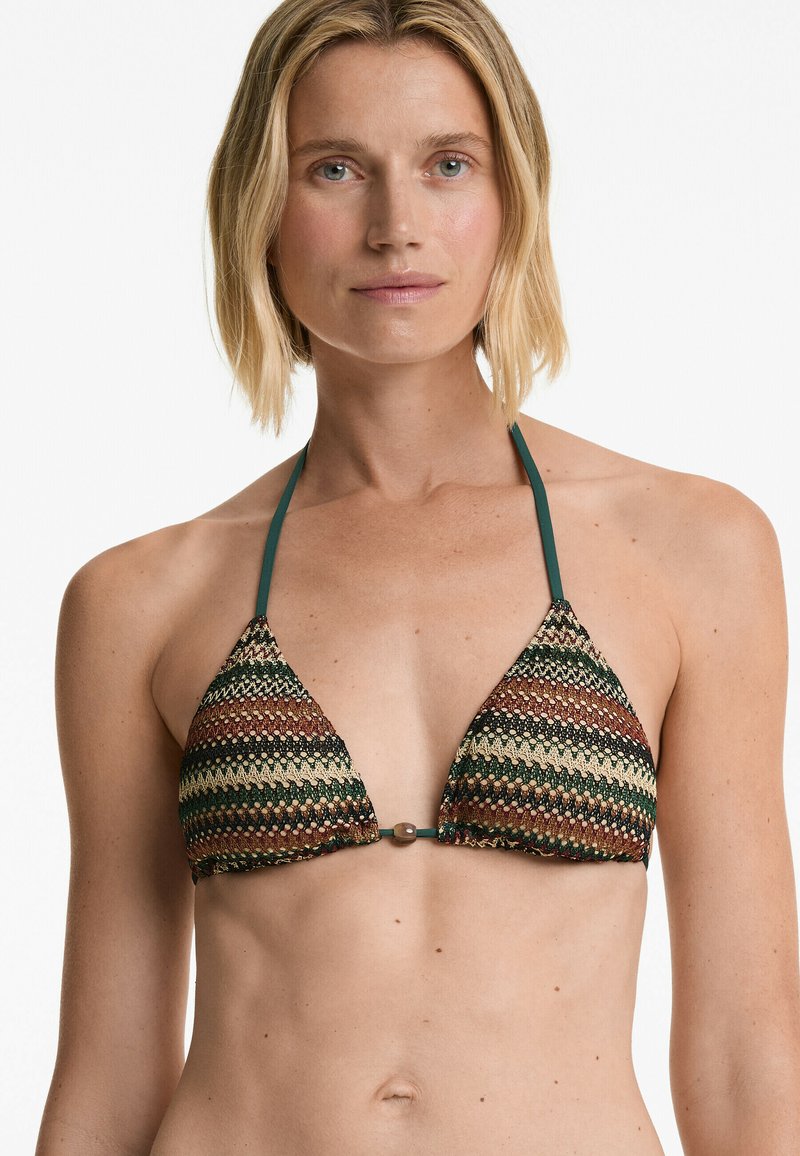 Driekhoek bikini top met geweven patronen in groen, bruin en crème. Voorzien van dunne teal schouderbanden en een centrale decoratieve kraal.
