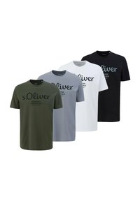 Cztery koszulki T-shirt w kolorach zielonym, szarym, białym i czarnym. Każda ma okrągły dekolt, krótkie rękawy i na przodzie znajduje się nadrukowana nazwa marki.