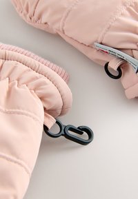 Rosa gepolsterte Fäustlinge mit einer strukturierten Manschette, ausgestattet mit schwarzer Hardware und einem Etikett. Das Material wirkt weich und gesteppte.