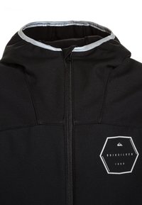 Schwarze Kapuzenjacke mit silbernem Akzent am Kragen. Mit Frontreißverschluss und hexagonalem Logopatch auf der Brust. Glattes, strukturiertes Material.