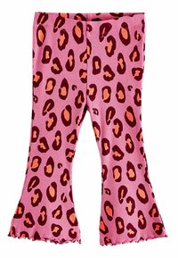 Leggings évasés en ribbed rose, ornés d'un imprimé léopard orange vif et marron foncé, avec des ourlets froncés et une taille ajustée.