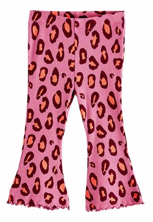 Leggings évasés en ribbed rose, ornés d'un imprimé léopard orange vif et marron foncé, avec des ourlets froncés et une taille ajustée.
