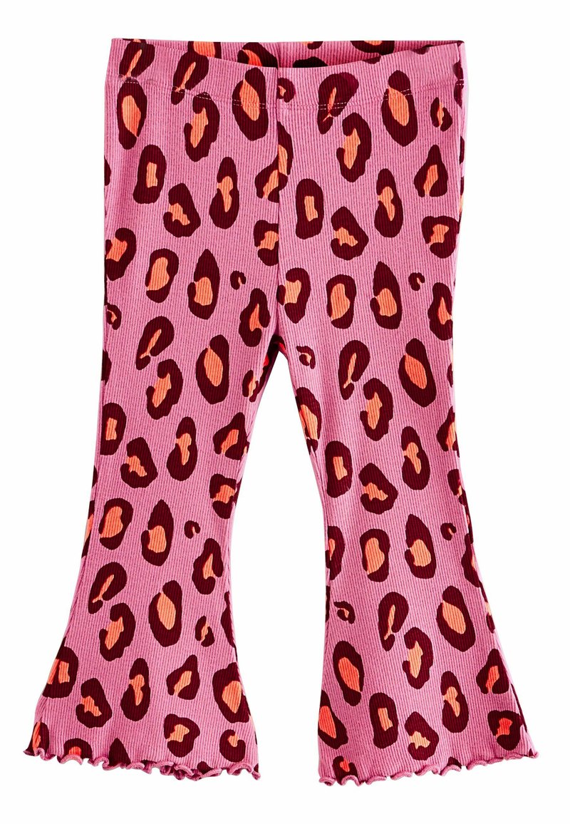 Leggings évasés en ribbed rose, ornés d'un imprimé léopard orange vif et marron foncé, avec des ourlets froncés et une taille ajustée.