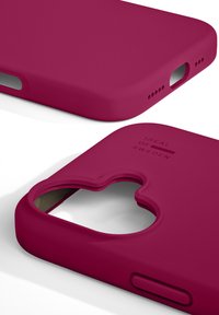 Magma rød silikonetui for telefon med presise utskjæringer, glatt tekstur og preget logo. Elegant, konturert design for sikker grep og enkel tilgang.