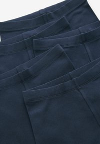 Shorts in cotone blu navy con una texture morbida, caratterizzati da ampie cinture elastiche e un design semplice, arricchiti da dettagli di cucitura visibili.